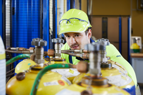 Mitarbeiter prüft Chlorflaschen